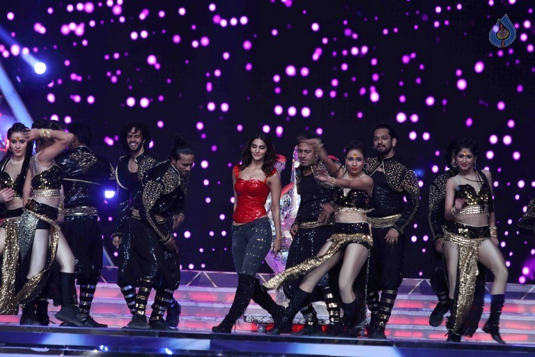 Celebrities Perform at Umang 2017 Show - 42 / 97 photos