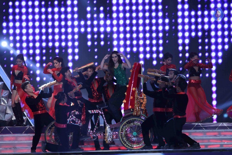 Celebrities Perform at Umang 2017 Show - 43 / 97 photos