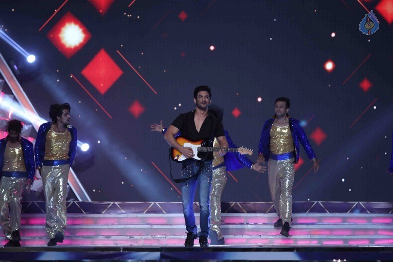 Celebrities Perform at Umang 2017 Show - 47 / 97 photos