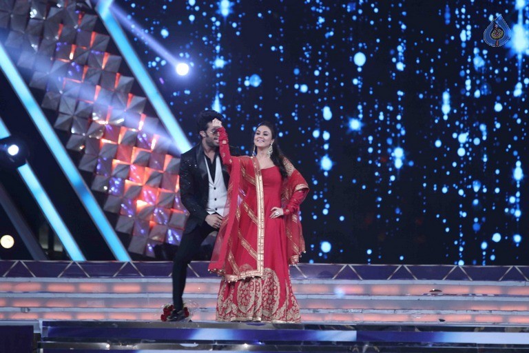 Celebrities Perform at Umang 2017 Show - 57 / 97 photos