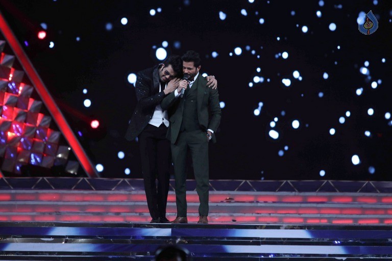 Celebrities Perform at Umang 2017 Show - 58 / 97 photos