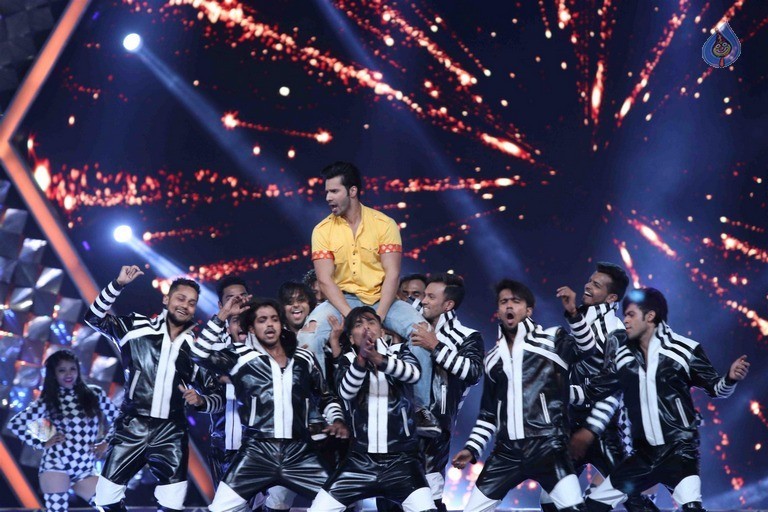 Celebrities Perform at Umang 2017 Show - 59 / 97 photos