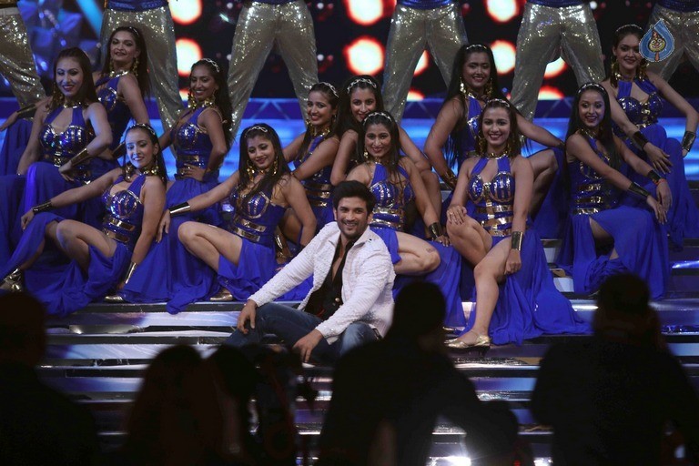 Celebrities Perform at Umang 2017 Show - 60 / 97 photos