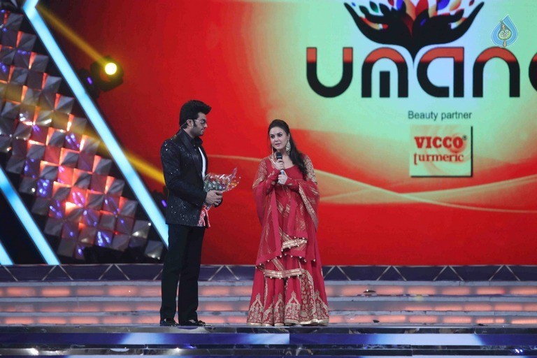 Celebrities Perform at Umang 2017 Show - 61 / 97 photos