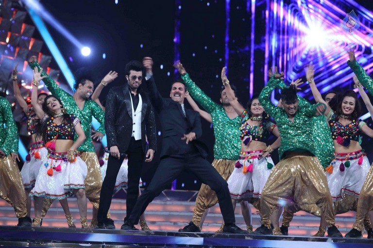 Celebrities Perform at Umang 2017 Show - 62 / 97 photos