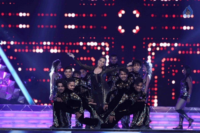 Celebrities Perform at Umang 2017 Show - 65 / 97 photos