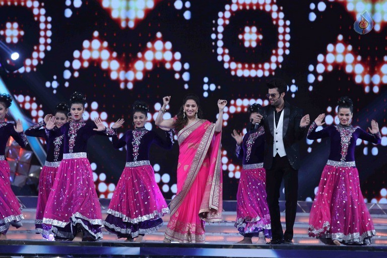 Celebrities Perform at Umang 2017 Show - 68 / 97 photos