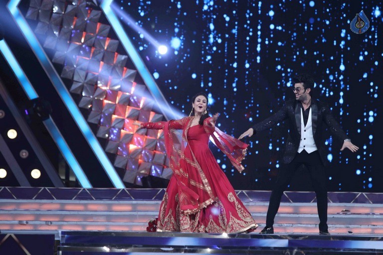 Celebrities Perform at Umang 2017 Show - 69 / 97 photos
