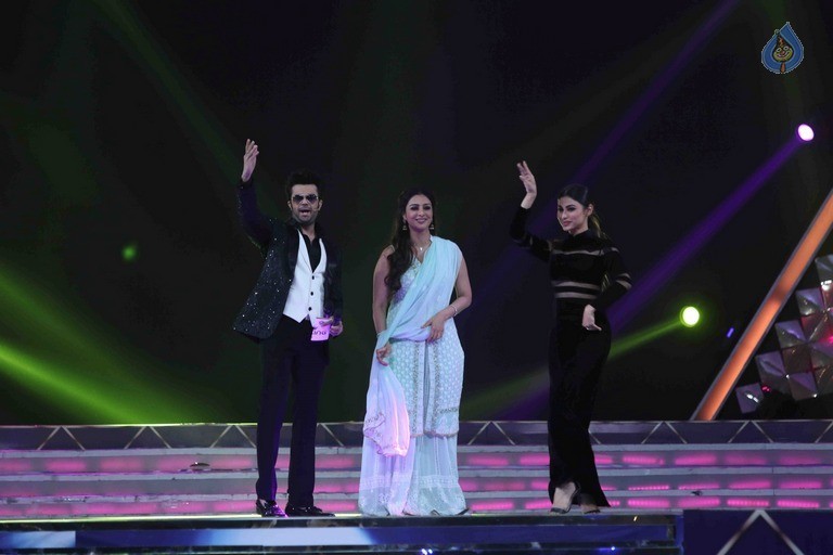 Celebrities Perform at Umang 2017 Show - 70 / 97 photos