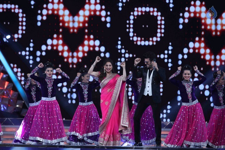 Celebrities Perform at Umang 2017 Show - 74 / 97 photos