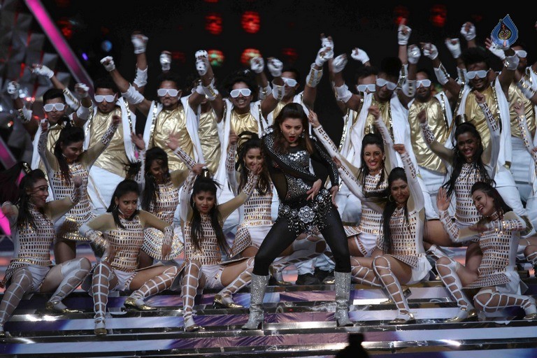 Celebrities Perform at Umang 2017 Show - 75 / 97 photos