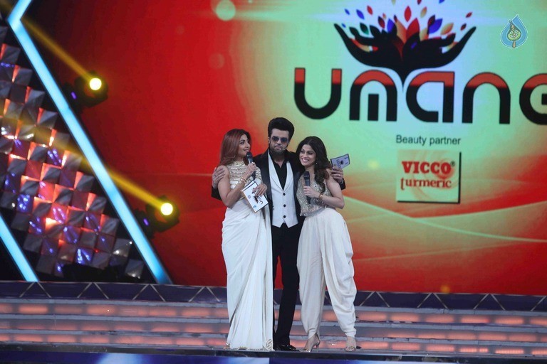 Celebrities Perform at Umang 2017 Show - 76 / 97 photos