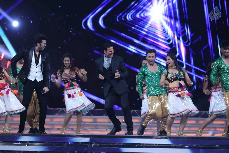 Celebrities Perform at Umang 2017 Show - 78 / 97 photos