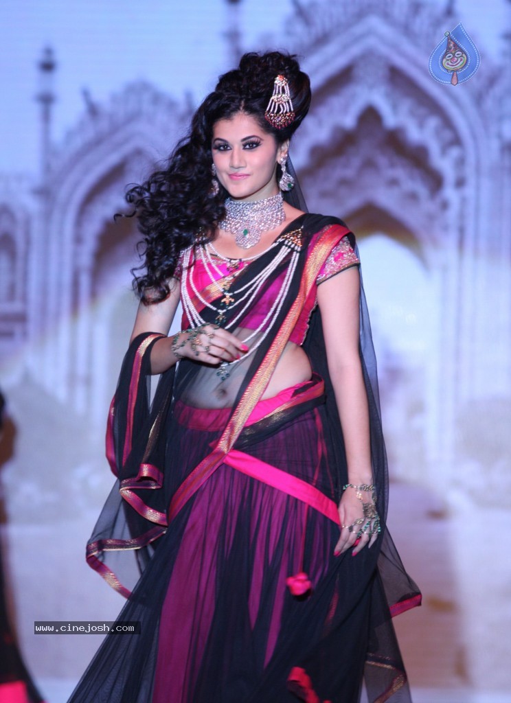Celebrities Ramp Walk At IIJW 2013 - 11 / 90 photos