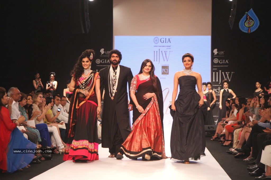 Celebrities Ramp Walk At IIJW 2013 - 14 / 90 photos