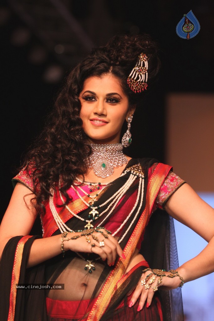Celebrities Ramp Walk At IIJW 2013 - 26 / 90 photos