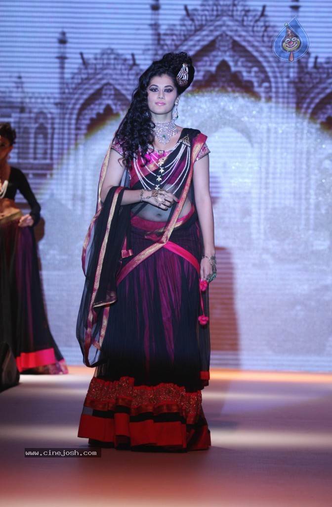 Celebrities Ramp Walk At IIJW 2013 - 27 / 90 photos