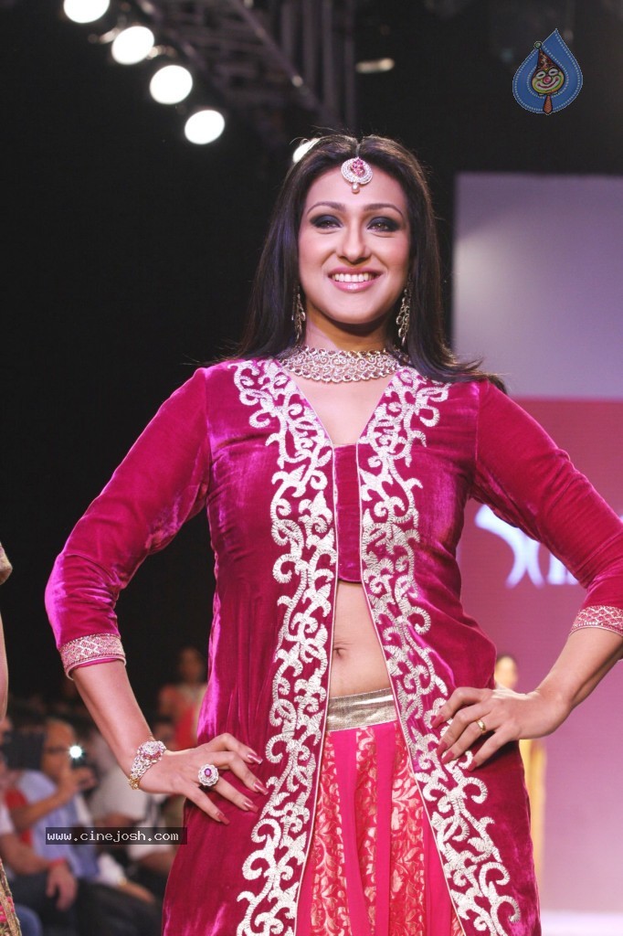 Celebrities Ramp Walk At IIJW 2013 - 34 / 90 photos