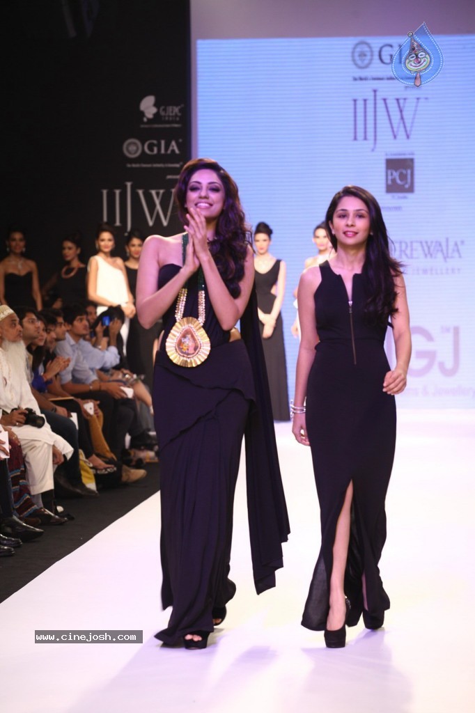 Celebrities Ramp Walk At IIJW 2013 - 36 / 90 photos