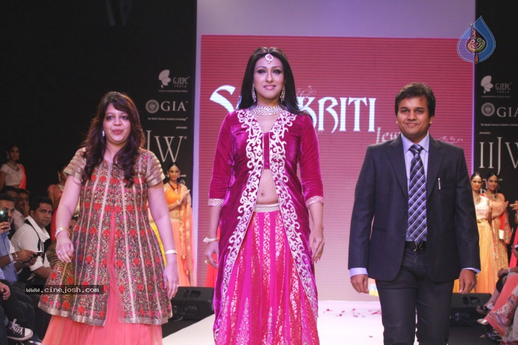 Celebrities Ramp Walk At IIJW 2013 - 48 / 90 photos