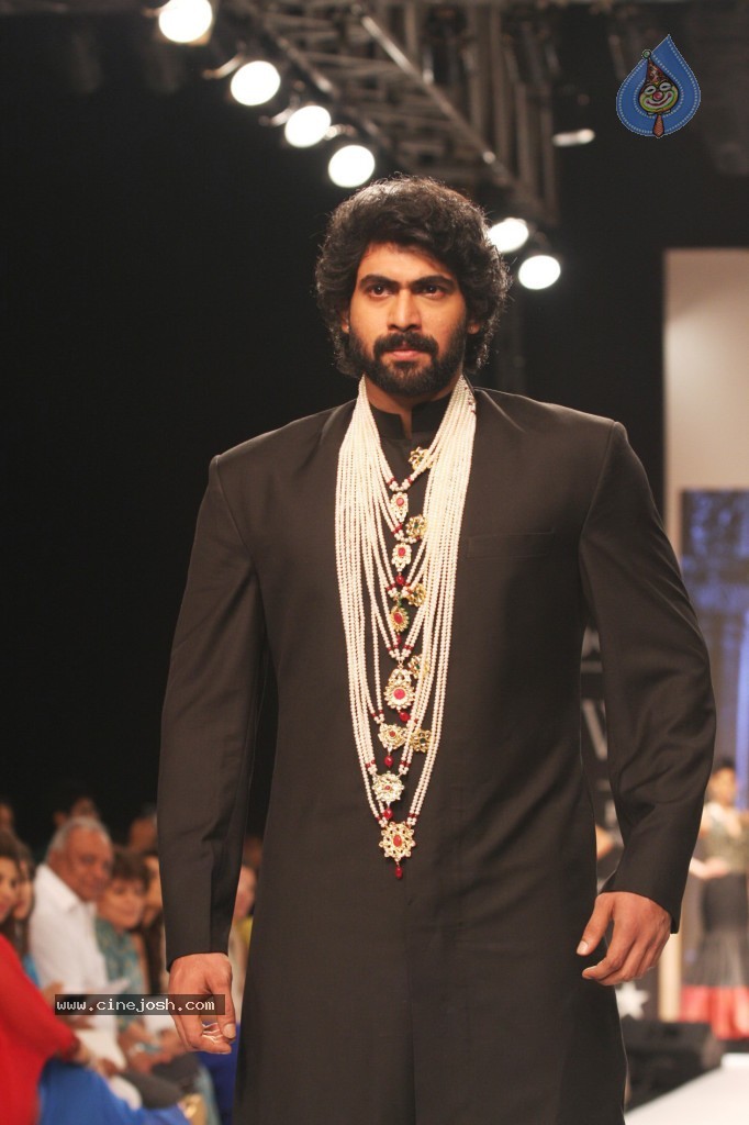 Celebrities Ramp Walk At IIJW 2013 - 64 / 90 photos