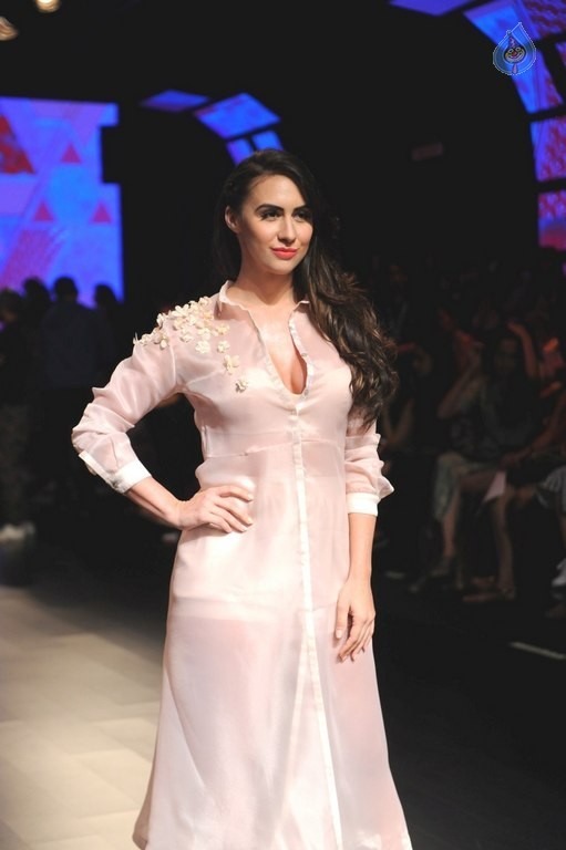 Celebrities Snapped on Day 3 of LFW Summer Resort 2016 - 22 / 57 photos
