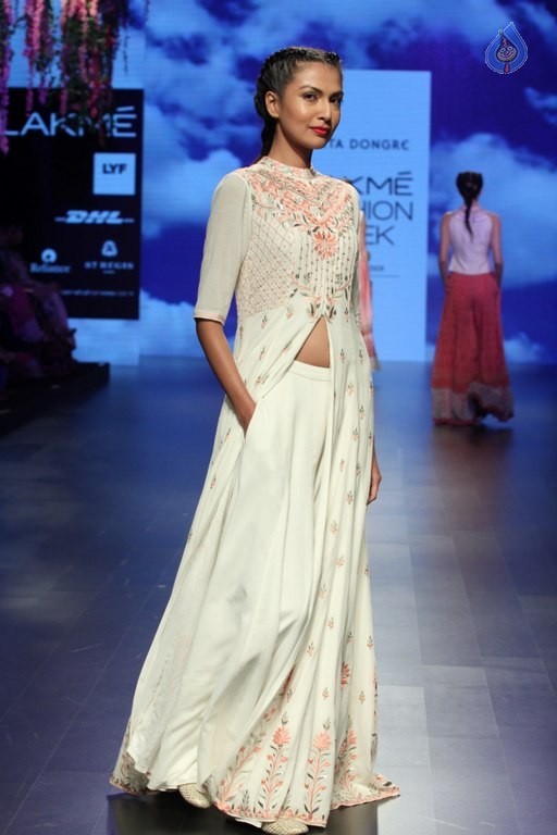 Celebrities Snapped on Day 3 of LFW Summer Resort 2016 - 23 / 57 photos