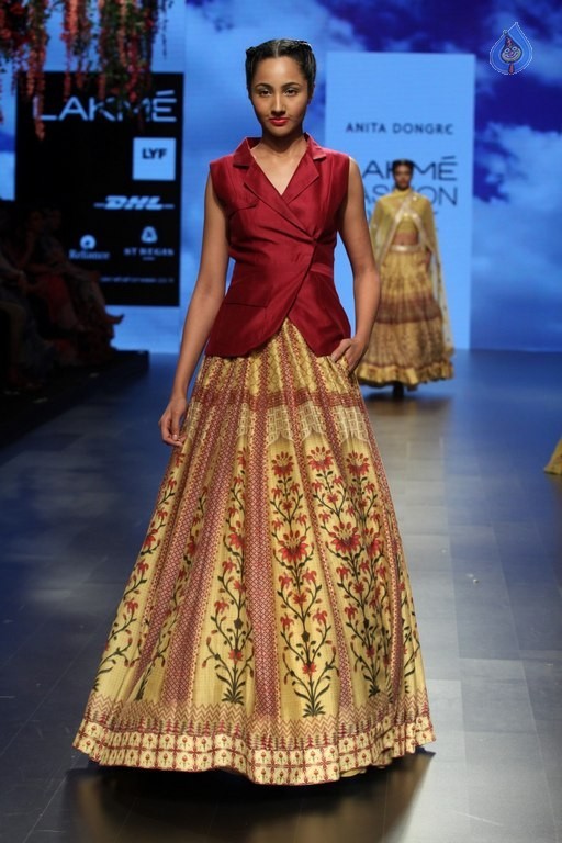 Celebrities Snapped on Day 3 of LFW Summer Resort 2016 - 33 / 57 photos