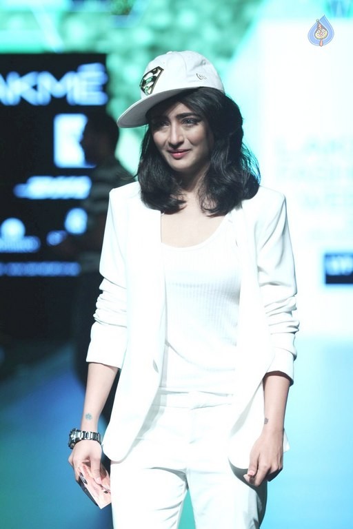 Celebrities Snapped on Day 3 of LFW Summer Resort 2016 - 40 / 57 photos
