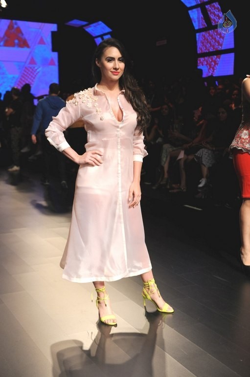 Celebrities Snapped on Day 3 of LFW Summer Resort 2016 - 55 / 57 photos