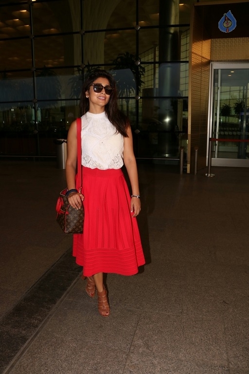 Celebrities Spotted at Airport - 6 / 41 photos
