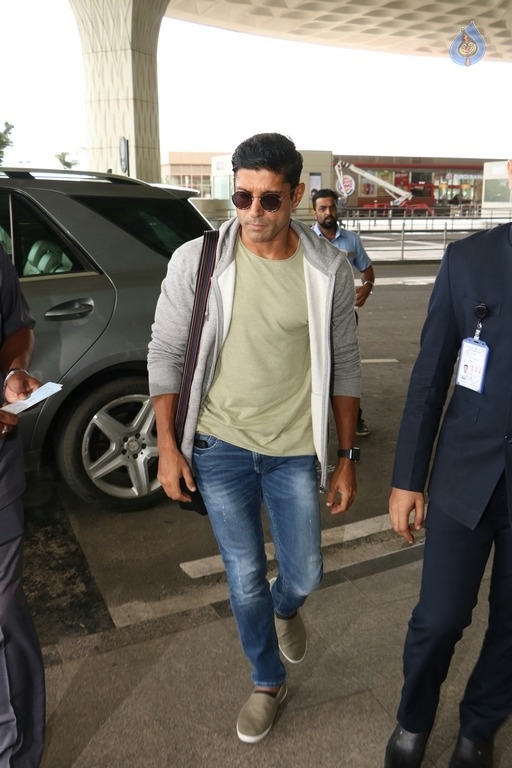 Celebrities Spotted at Airport - 10 / 41 photos