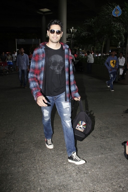 Celebrities Spotted at Airport - 16 / 41 photos