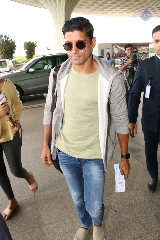 Celebrities Spotted at Airport - 18 / 41 photos