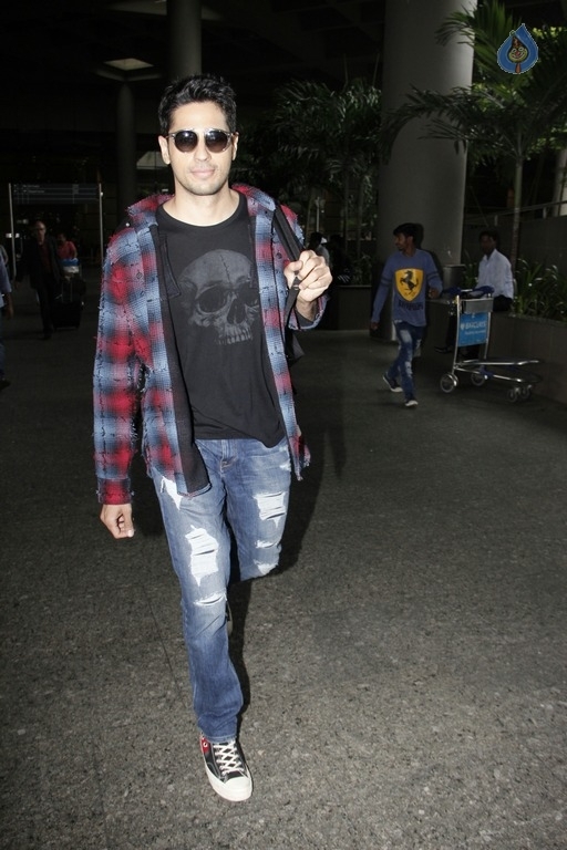 Celebrities Spotted at Airport - 27 / 41 photos