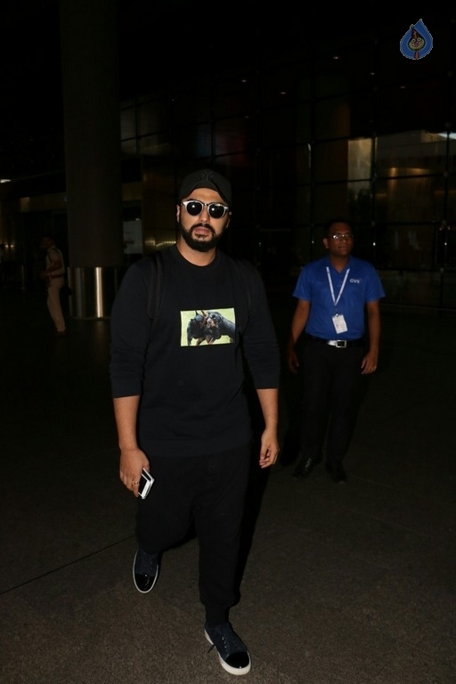 Celebrities Spotted at Airport - 31 / 41 photos