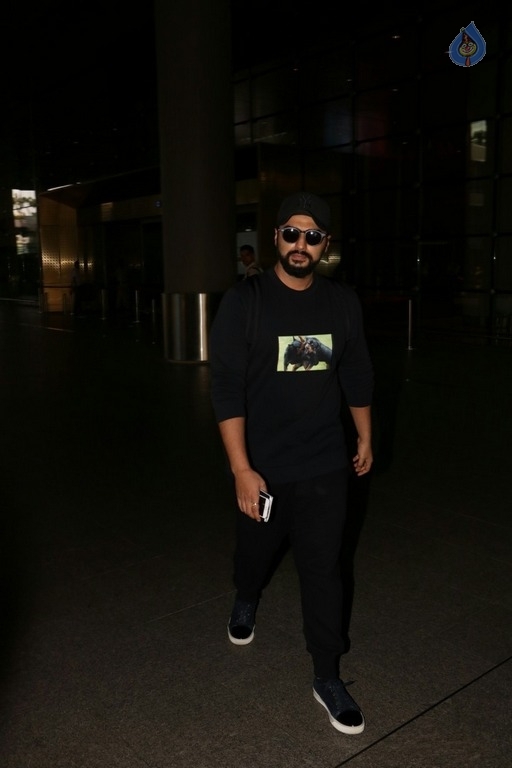 Celebrities Spotted at Airport - 35 / 41 photos