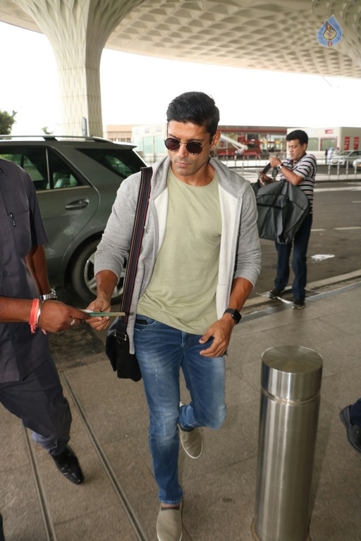 Celebrities Spotted at Airport - 39 / 41 photos