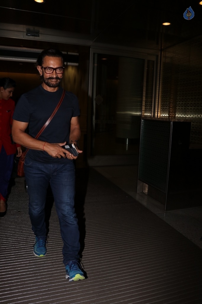 Celebrities Spotted at Airport - 2 / 42 photos