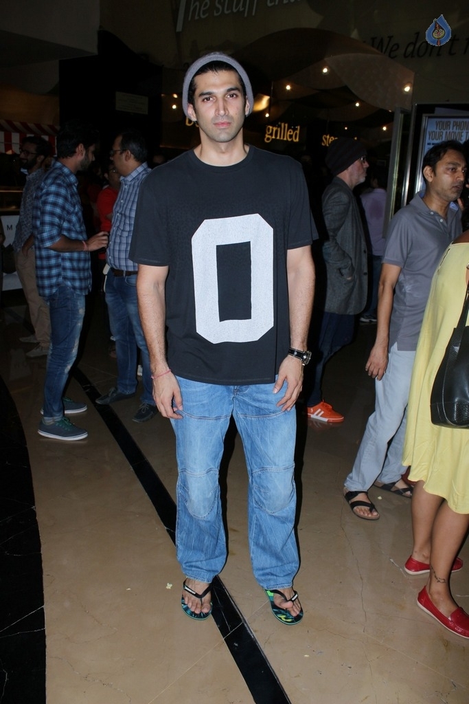 Celebrities Spotted at Airport - 4 / 42 photos
