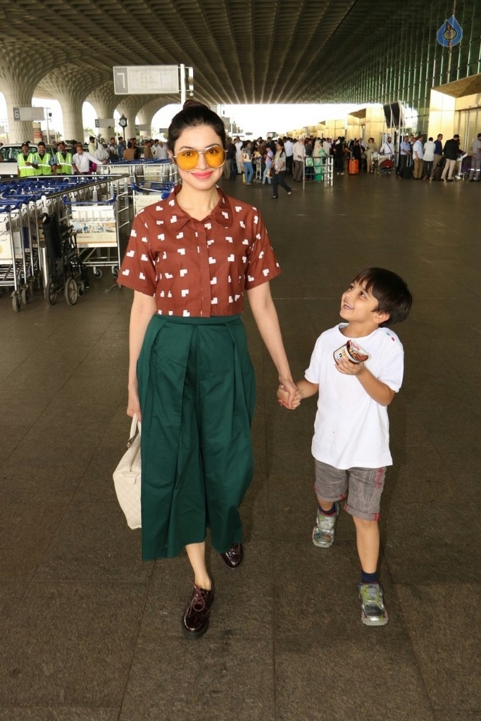 Celebrities Spotted at Airport - 9 / 42 photos
