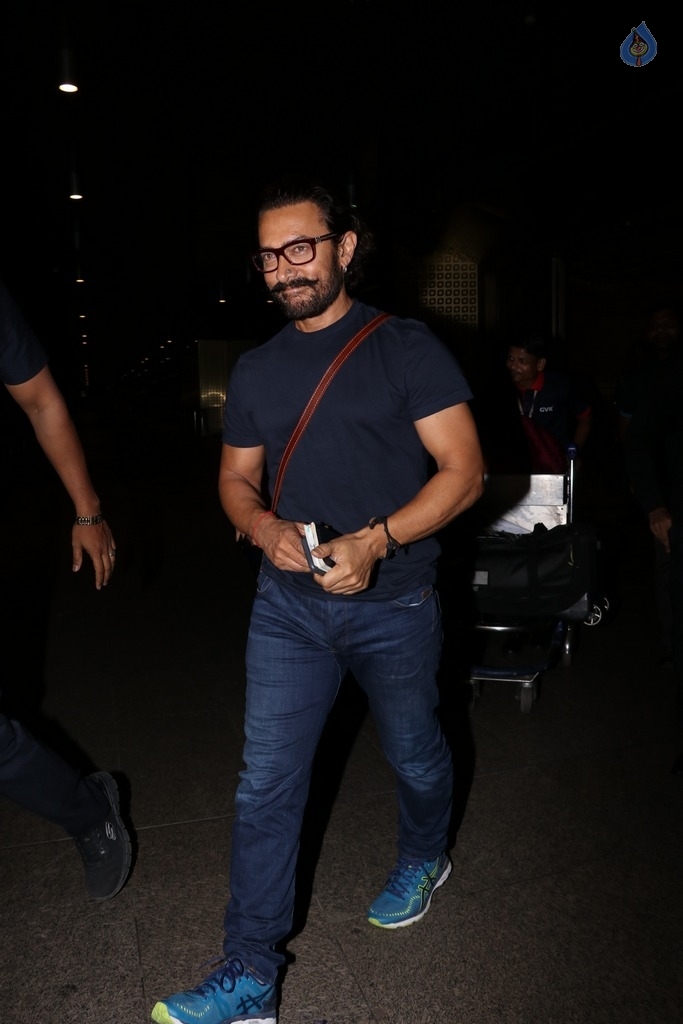 Celebrities Spotted at Airport - 10 / 42 photos