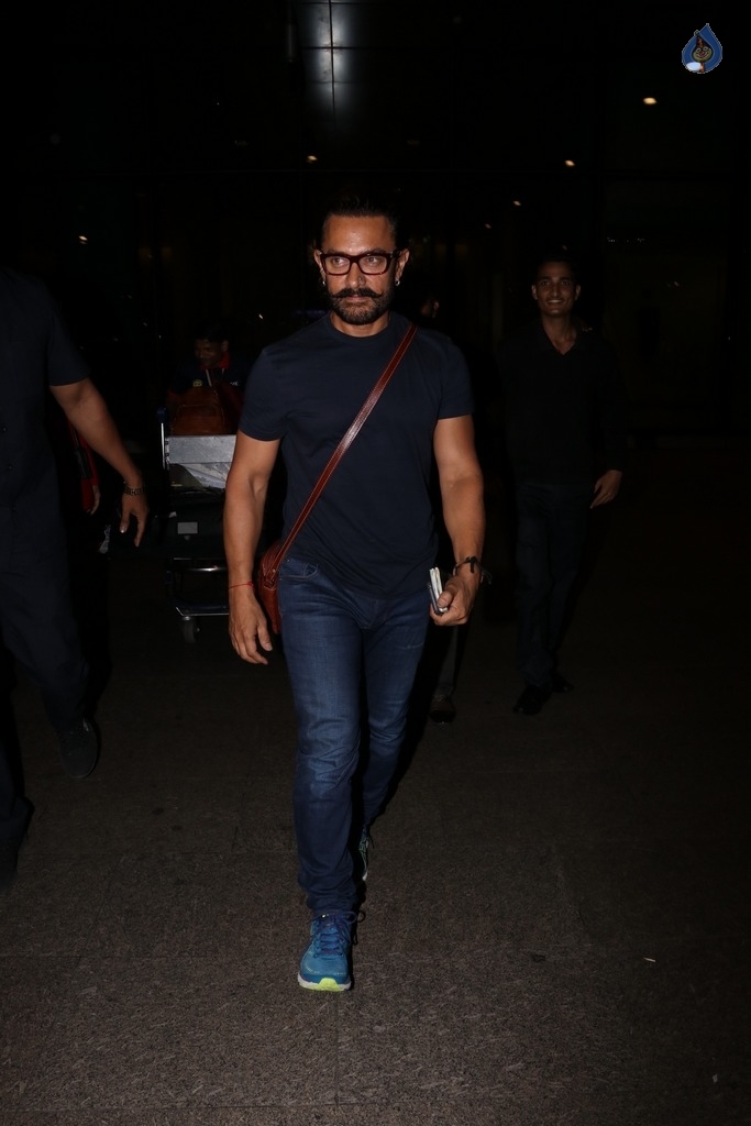 Celebrities Spotted at Airport - 14 / 42 photos