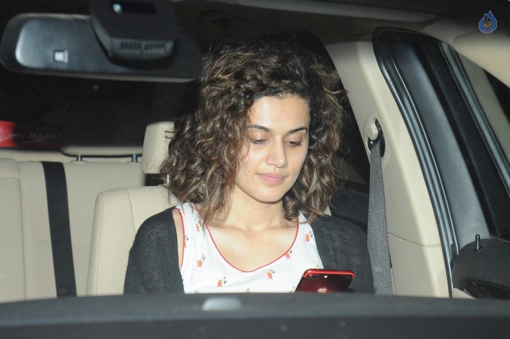 Celebrities Spotted at Airport - 16 / 42 photos