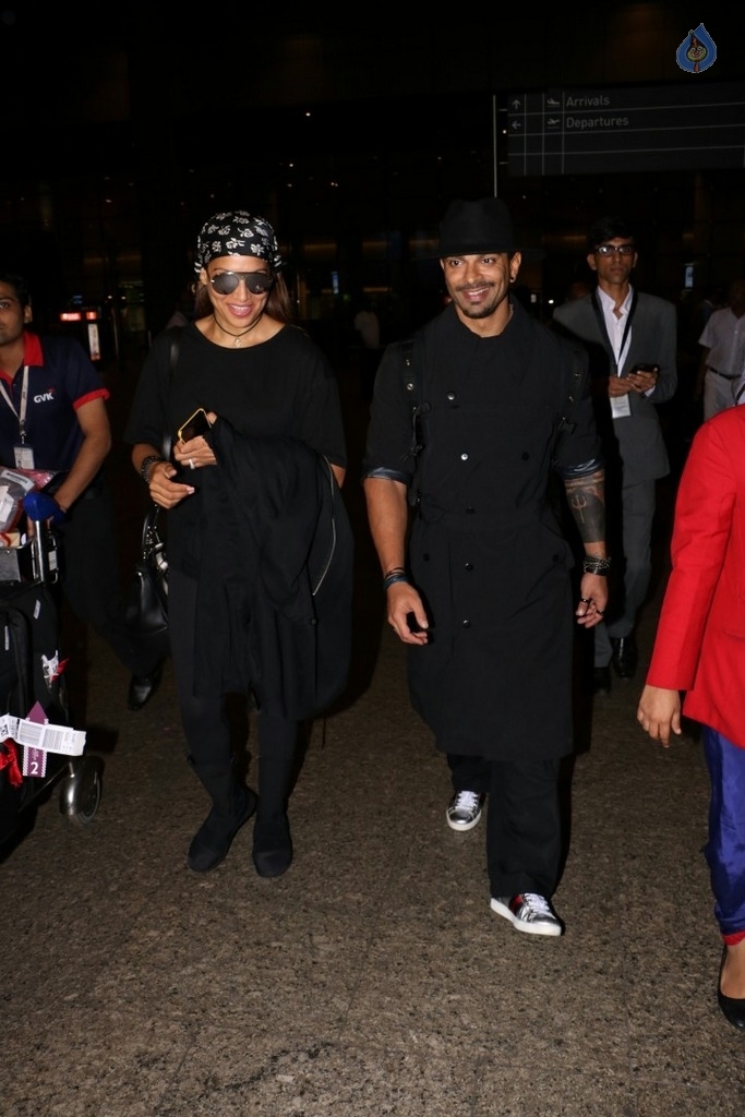 Celebrities Spotted at Airport - 17 / 42 photos