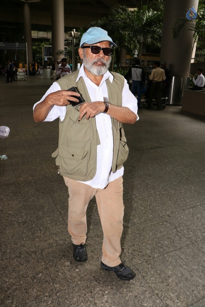 Celebrities Spotted at Airport - 20 / 42 photos