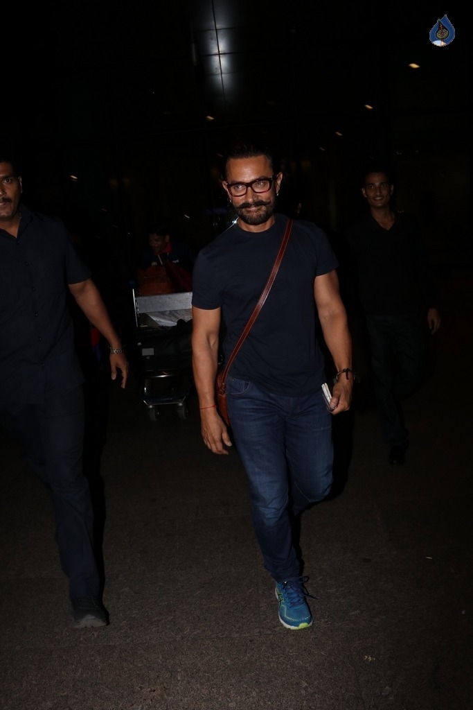 Celebrities Spotted at Airport - 24 / 42 photos