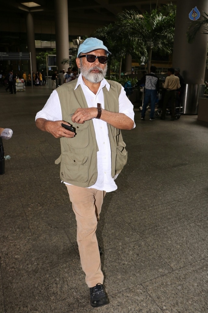 Celebrities Spotted at Airport - 26 / 42 photos