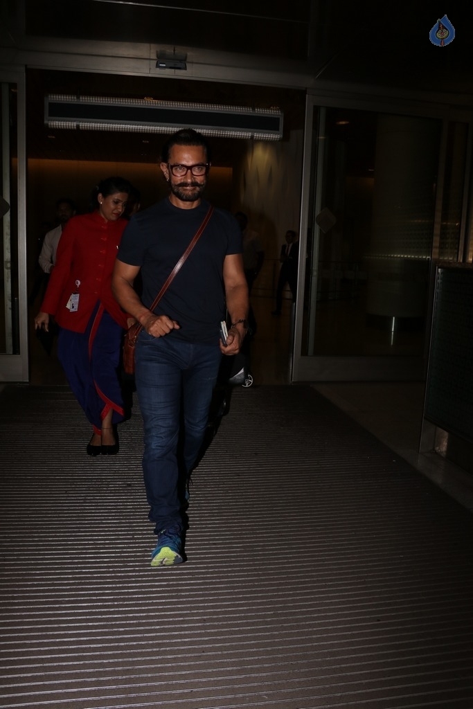Celebrities Spotted at Airport - 27 / 42 photos