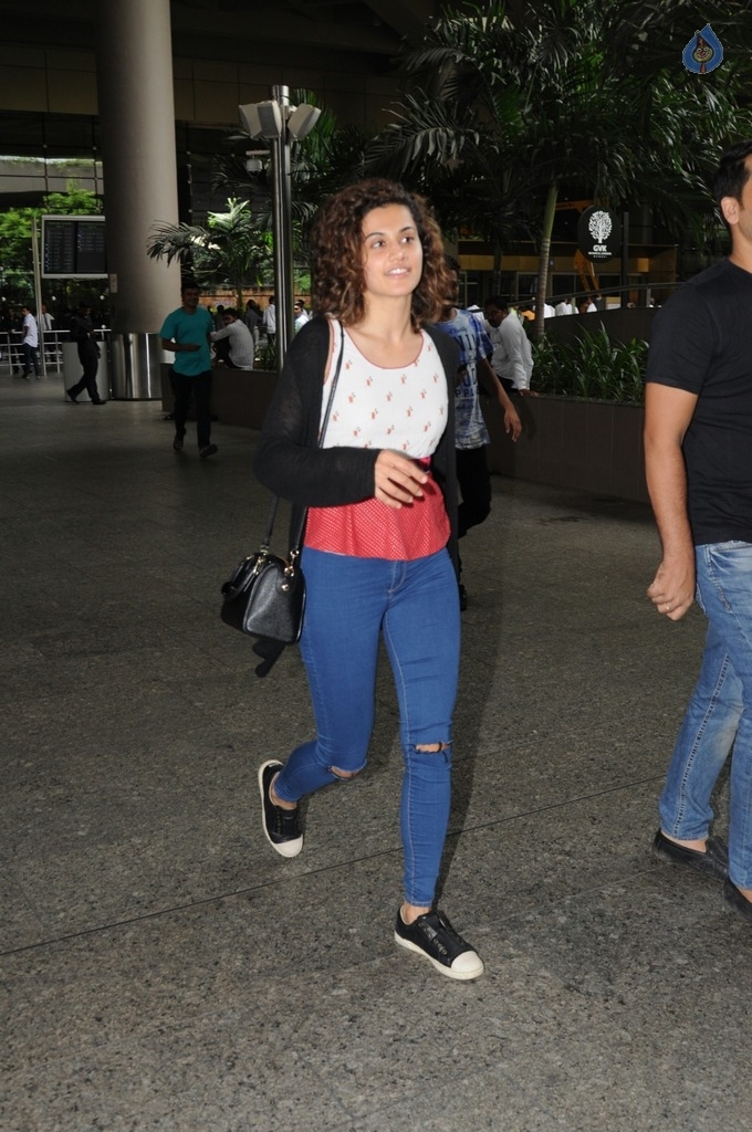 Celebrities Spotted at Airport - 40 / 42 photos